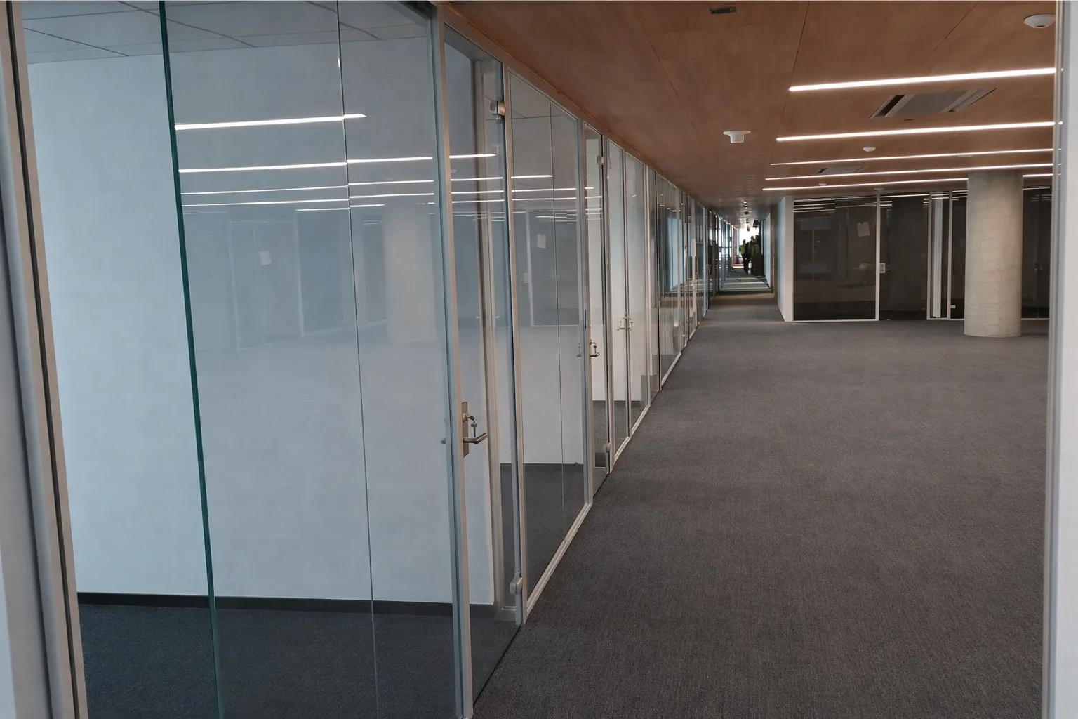 Demountable Walls vs. Drywall: Which Is Better for Offices?
