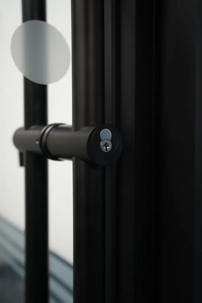 KERE Locking Pull Handle 1